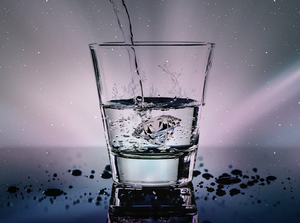 Wasserglas mit reinem Wasser
