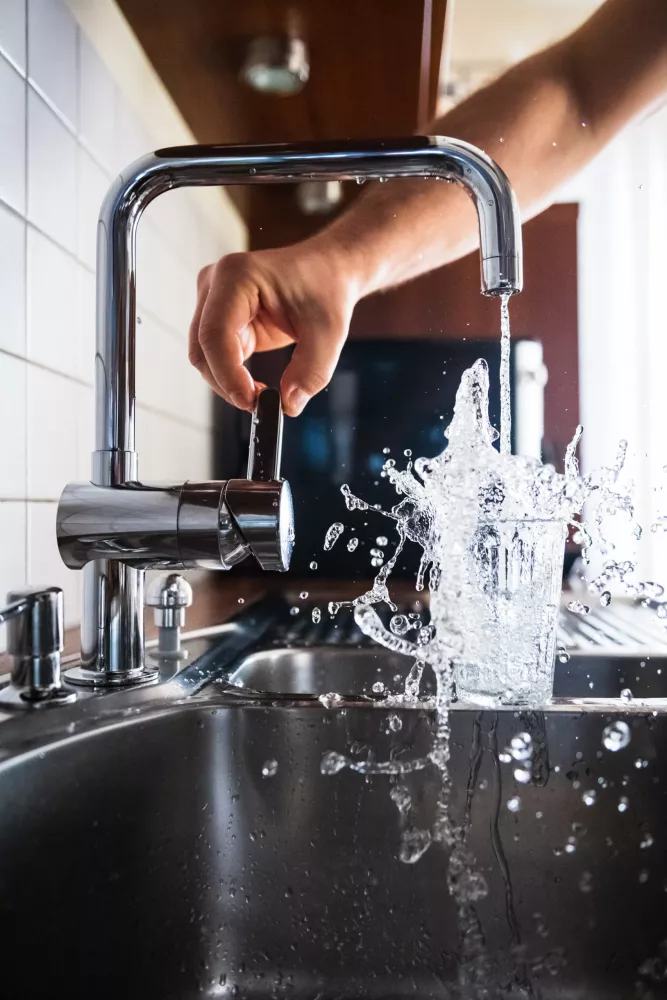 Wasserhan mit reinem Wasser